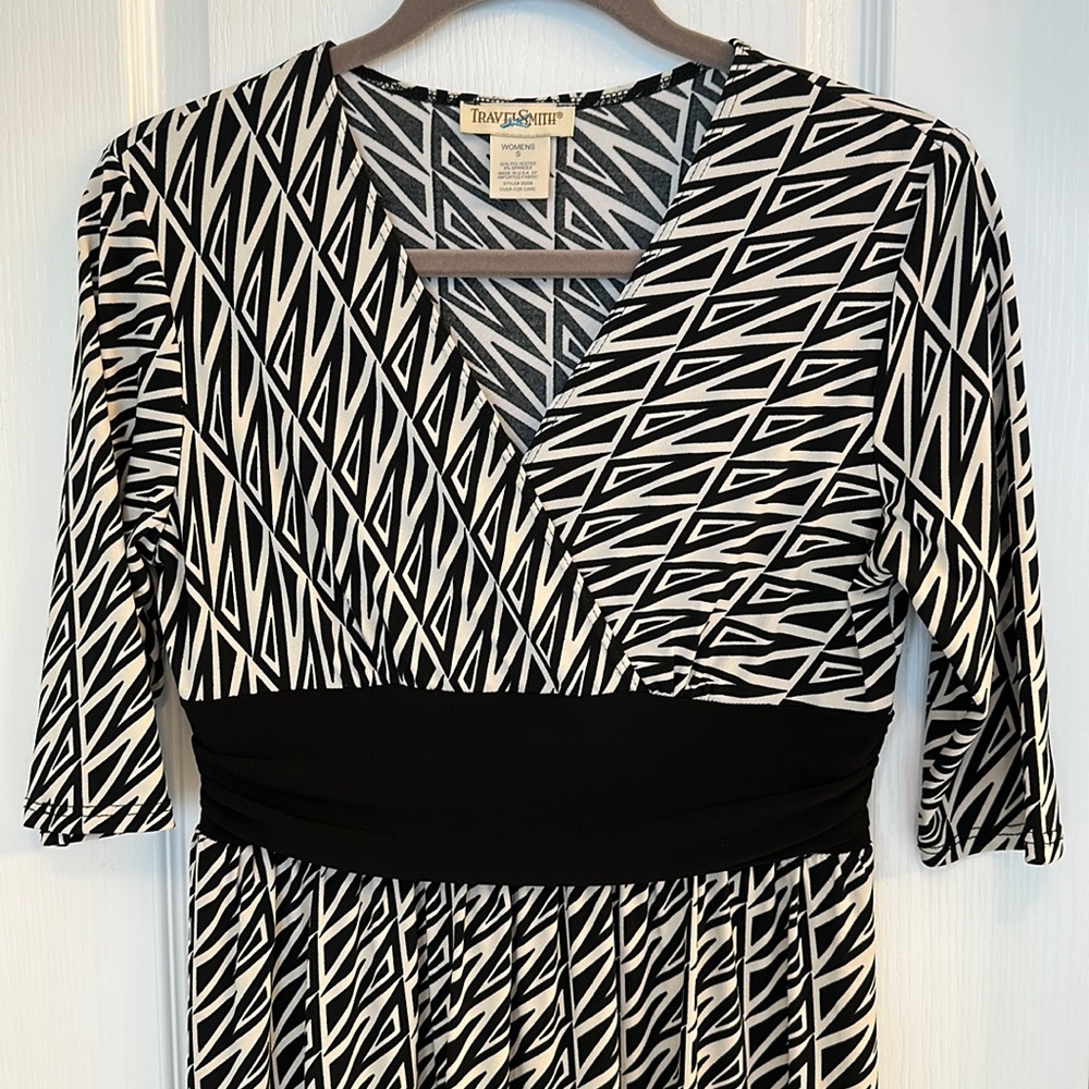 TravelSmith Crossover V Neck Empire Waist Black Cream Stretch Dress Small